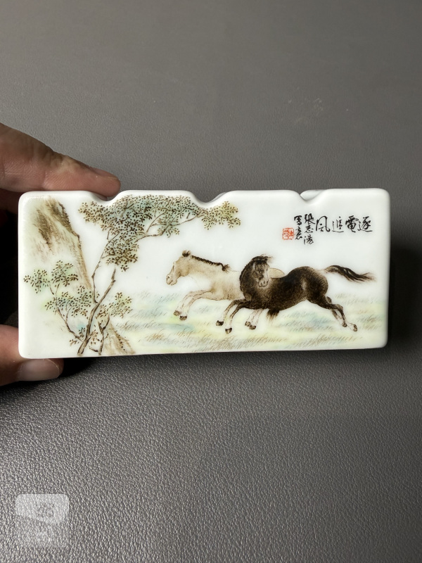民国 张志汤款粉彩骏马寿菊图诗文笔搁 - 图4